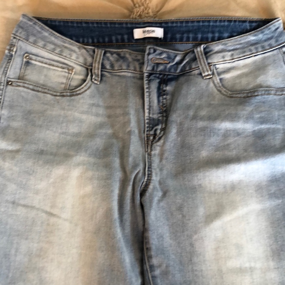 Kensie cropped fringed bottom Jeans